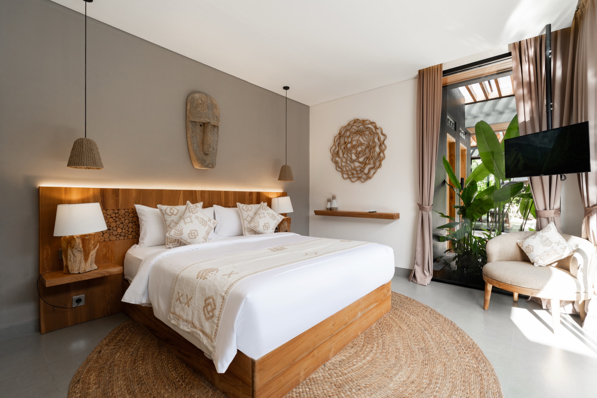 Suite de la Villa Beltza Ubud — lit en teck massif, art balinais, tapis en jute
