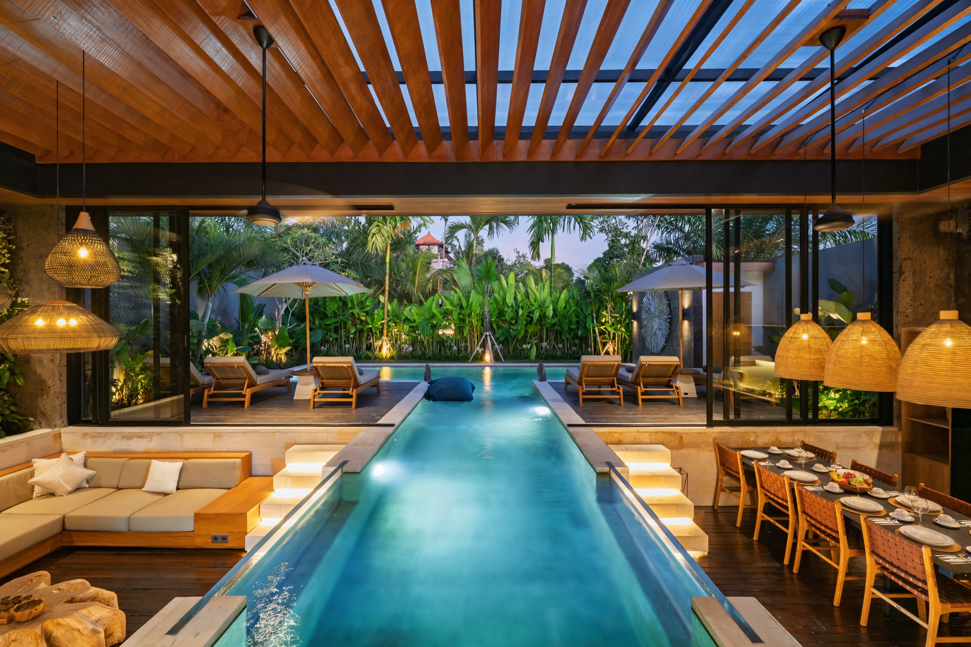 Villa Beltza la nuit — salon, salle à manger et piscine couloir panoramiques